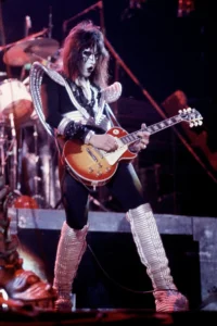Ace Frehley tocando con Kiss en 1977.Credit...Richard Drew/Associated Press
