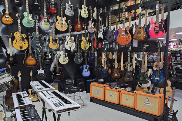 MC TIenda Centro Medellín instrumentos musicales venta guitarras bajos baterias acordeones cuerdas (2)