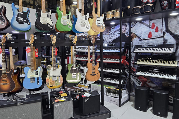 MC TIenda Centro Medellín instrumentos musicales venta guitarras bajos baterias acordeones cuerdas (3)