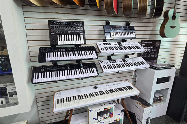 MC Tienda Poblado Medellín instrumentos musicales venta guitarras bajos baterias acordeones cuerdas (2)